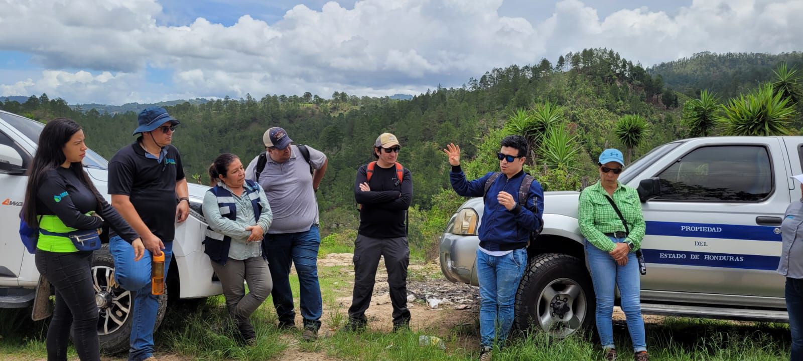 Equipo de AnduyLab trabajando en el campo